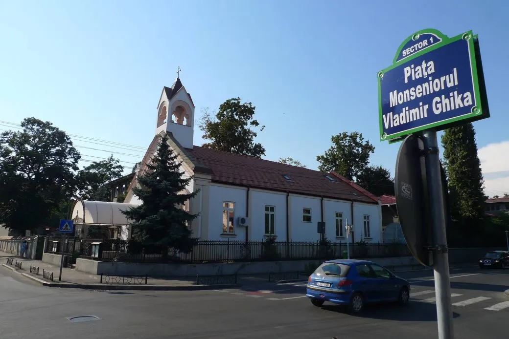 Biserica Sacré-Cœur din București, cu clopotnița albă.