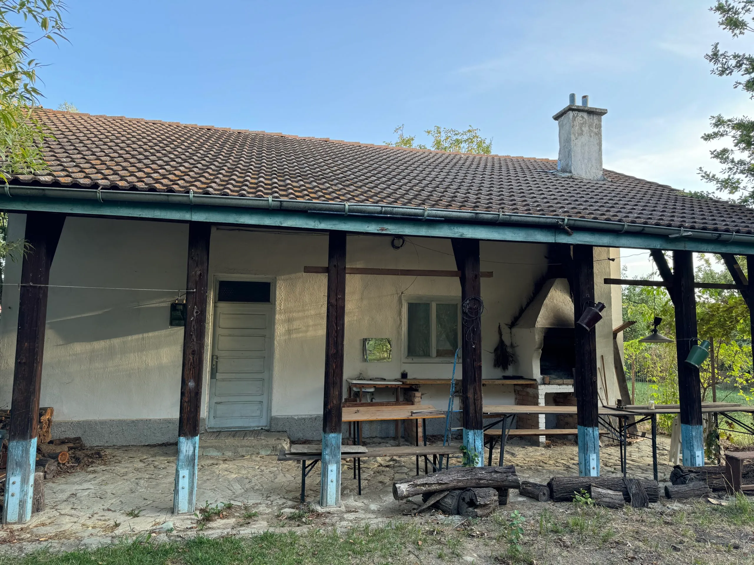 Casa Sfântul Andrei, cu veranda de lemn și cuptorul din curte.