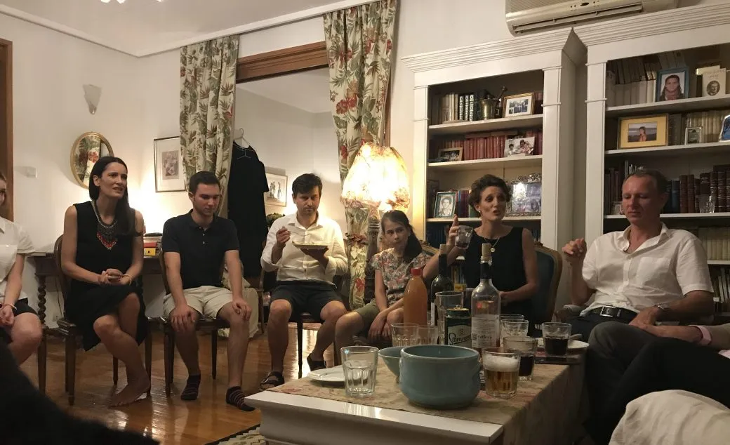 Tineri adulți într-un salon, la o seară de formare.